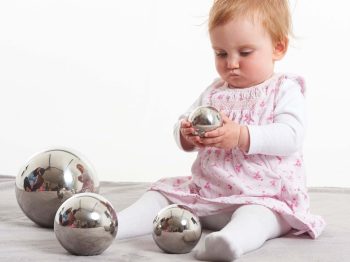 Szenzoros tükröződő ezüst labdák